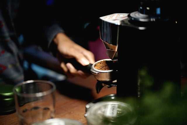 人が一杯のコーヒーを作っている