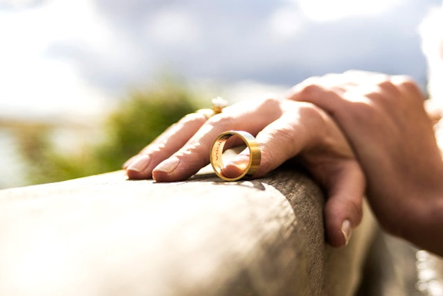 金の結婚指輪を持っている人
