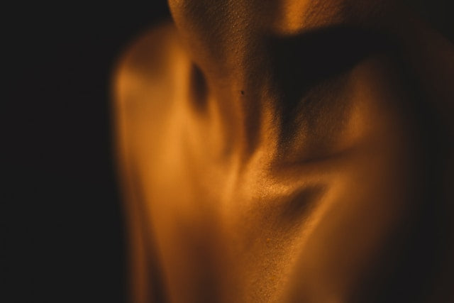 人の胴体のぼやけた写真