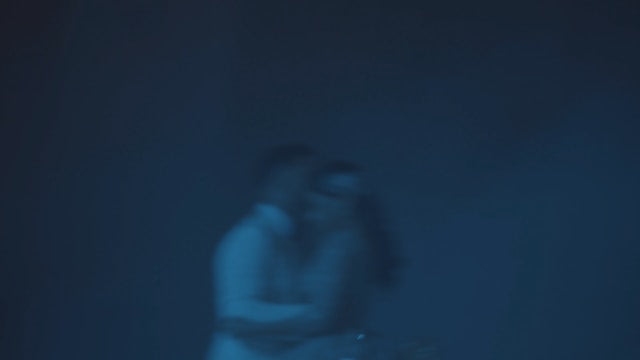 カメラを持つ女性のぼやけた画像